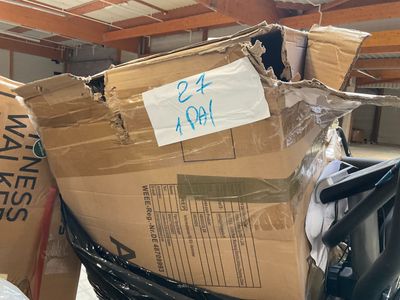 une moto avec un coffre à l'arrière, dans un garage