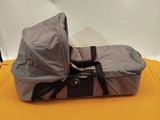 un sac posé sur une table