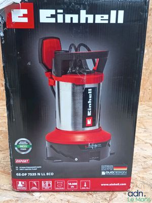 la boîte d'un mixeur rouge et noir est posée sur une surface en bois