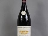 une bouteille de vin posée sur une table en verre