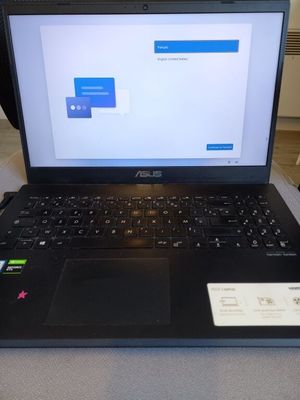 un ordinateur portable posé sur une table