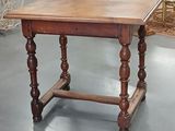 une petite table avec un plateau en bois dans une pièce