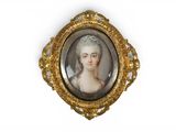 portrait d'une dame dans un cadre doré, vêtue d'une robe blanche