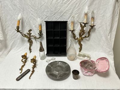 un grand nombre d'objets posés sur une table