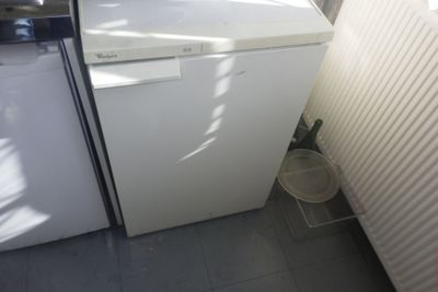 une photo d'une cuisine équipée d'un lave-linge et d'un sèche-linge