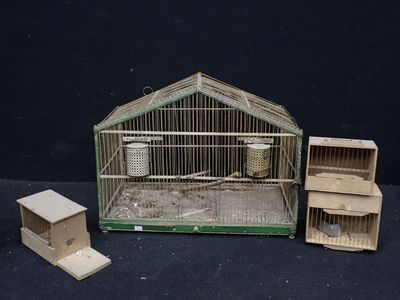 une petite cage à oiseaux avec un oiseau à l'intérieur