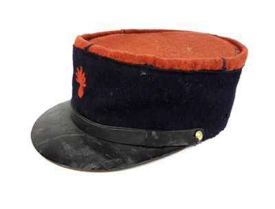casquette d'officier de marine avec des bordures rouges et noires