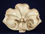 une sculpture blanche représentant une fleur sur fond bleu