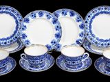un ensemble d'assiettes et de tasses en porcelaine bleue et blanche