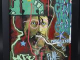tableau représentant un homme portant des lunettes et un chapeau orné de graffitis