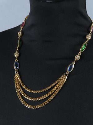 un gros plan d'un mannequin portant un collier composé de perles multicolores
