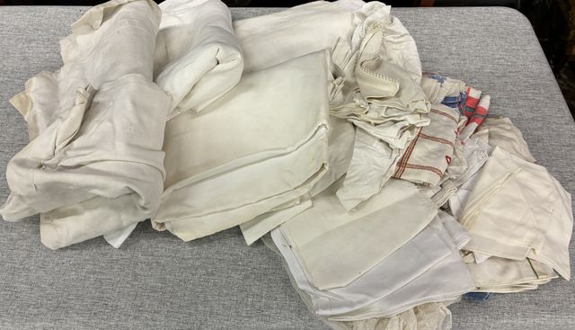 Une caisse de linge de maison : draps, nappes, serviettes. Vendu 