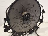 un objet métallique posé sur une surface blanche