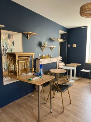 une pièce équipée d'une table, de chaises et d'une cheminée