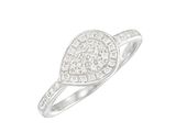 gros plan d'une bague en diamant sur fond blanc