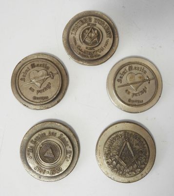 quatre boutons anciens en laiton sur lesquels sont inscrits les noms de différents pays