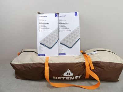 deux sacs contenant des objets posés l'un à côté de l'autre sur une table