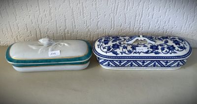 deux boîtes bleues et blanches ornées de nœuds, posées sur une table