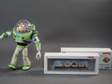 une figurine qui se trouve à côté d'une boîte