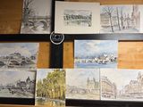 une photo montrant une série d'aquarelles accrochées à un mur