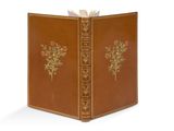 un vieux livre dont la couverture est ornée d'un motif floral