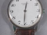une image d'un gros plan d'une montre-bracelet sur une surface blanche