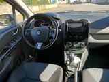 l'intérieur d'une petite voiture avec un volant et un tableau de bord