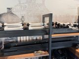 de nombreuses bouteilles de vin posées sur les étagères de la pièce