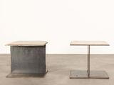 paire de tables d'appoint en béton et en acier avec des pieds carrés
