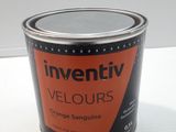 un gros plan d'un pot de peinture posé sur une table
