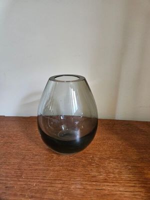 un verre de vin posé sur une table en bois