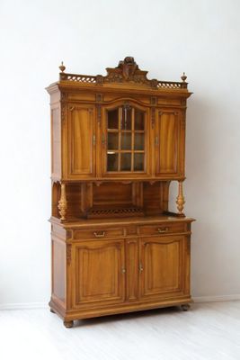 Buffet deux corps en bois naturel mouluré et sculpté. ouvran…