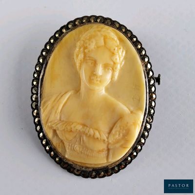 l'image d'une photo représentant une femme en robe, posant pour une broche