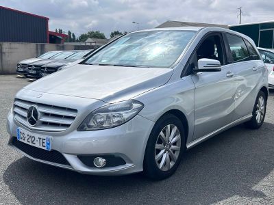 La Mercedes Classe B est garée sur un parking