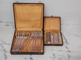un coffret contenant de l'argenterie, posé sur une table en marbre