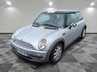 une photo d'une Mini Cooper argentée garée dans un garage