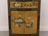 une image représentant un petit meuble orné de fleurs peintes