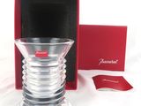 un vase en verre posé dans une boîte rouge