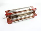 trois types d'instruments de musique posés sur une surface blanche