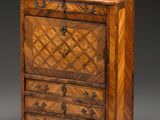une commode ancienne en bois, avec des tiroirs de chaque côté