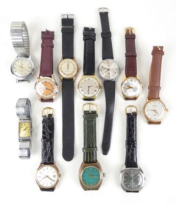 tout un tas de montres posées les unes à côté des autres sur la table