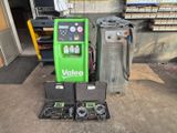 une machine verte qui est garée dans le garage