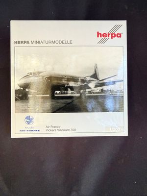 une photo en noir et blanc d'un avion exposé