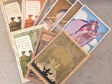 tout un tas de cartes posées ensemble sur une table