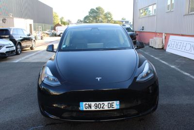 une Tesla Model S noire garée dans un parking