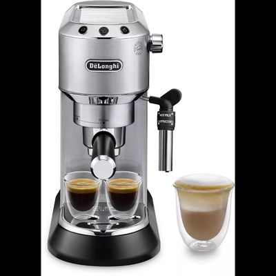 gros plan d'une machine à café avec deux tasses de café