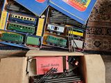 une boîte remplie de petits trains posée par terre