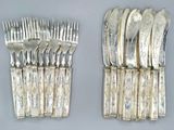 beaucoup de fourchettes et de cuillères sur la table