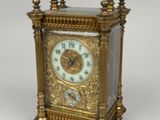 une horloge dorée posée sur une table blanche