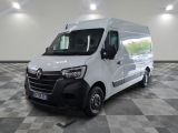 la photo d'une camionnette blanche garée dans un garage